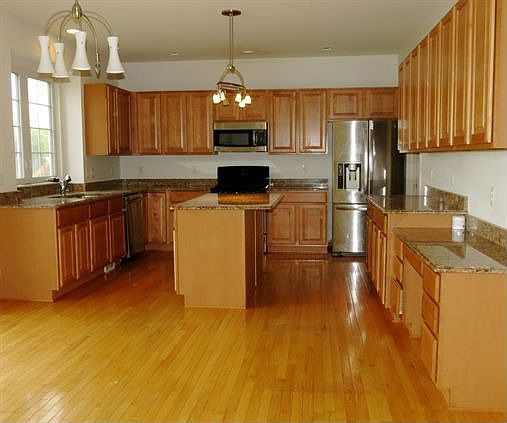 4th image of 6915 Plainview St