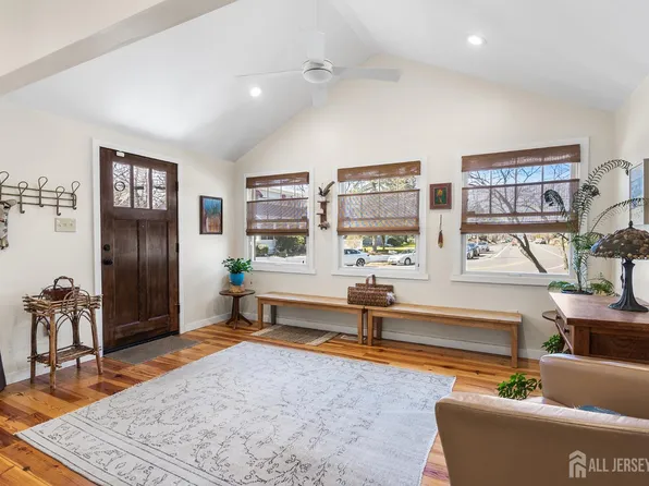 100 Laurel Ave, Island Heights, NJ 08732