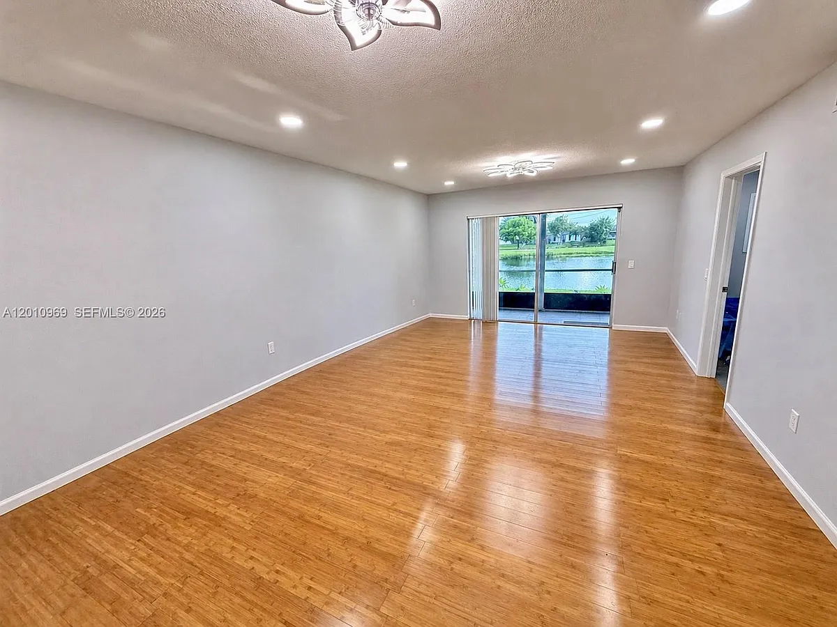 Building Photo - 2461 SW 82nd Ave #103