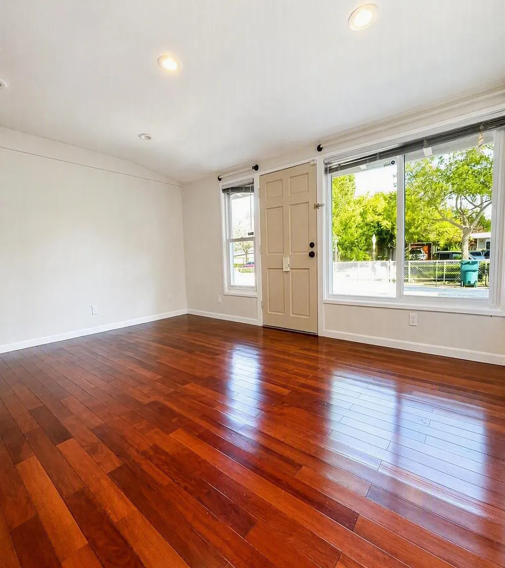3 bed, 1000 sqft, $4,300 — Photo 4