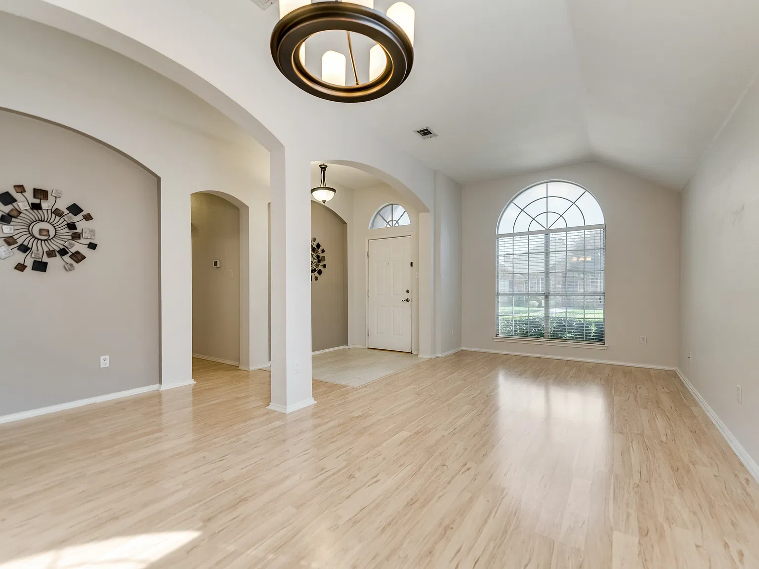4 bed, 2092 sqft, $2,350 — Photo 2