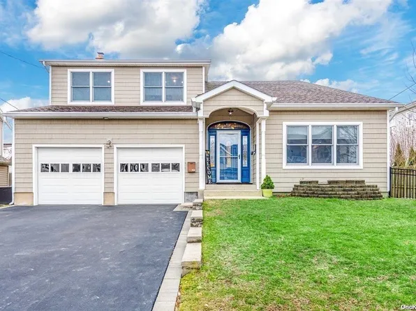 156 Annuskemunnica Road, Babylon, NY 11702