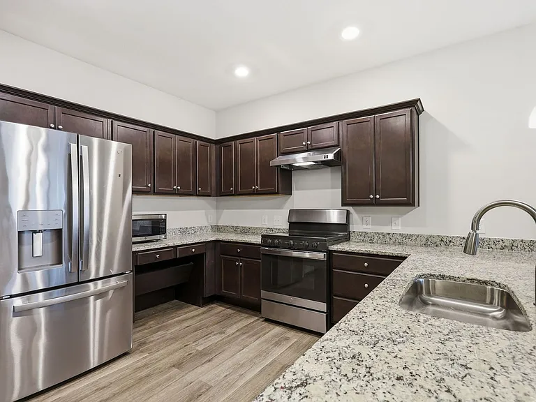 190 Grove Cir #104 — Photo 10
