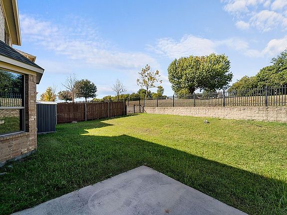 4th image of 2804 Golfview Dr