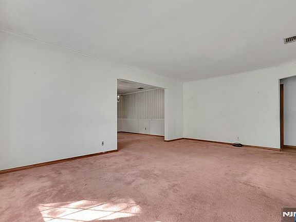 4th image of 153 Orient Way