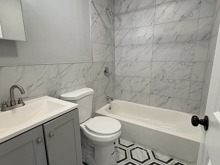 186 Hawthorne Ave #3LL — Photo 4