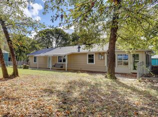 1060 Forest Oaks St, Azle, TX 76020