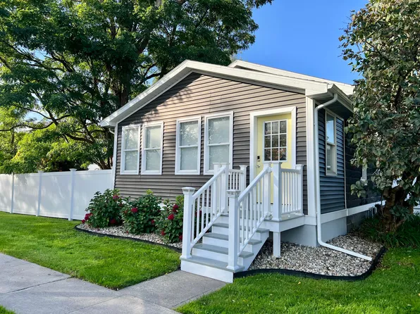 18 Lake St, Rouses Pt, NY 12979