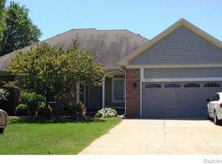 28517 Castlegate Dr, Southfield, MI