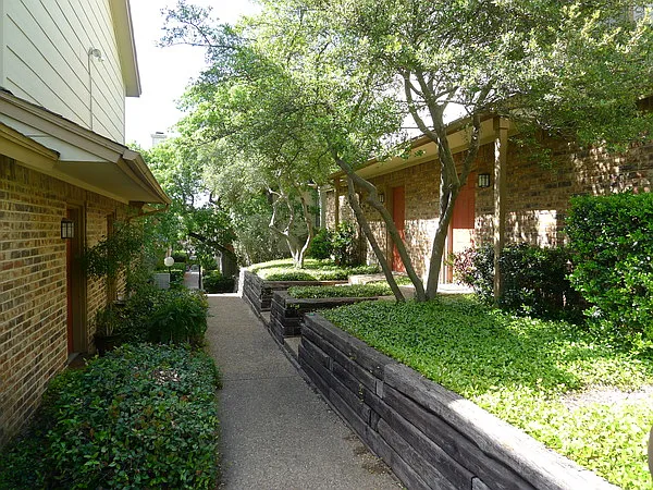 Springtree Crossing — Photo 2
