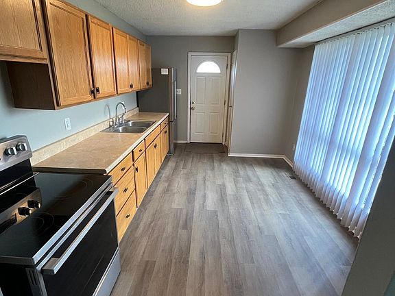 3rd image of 1946 King Arthur Dr