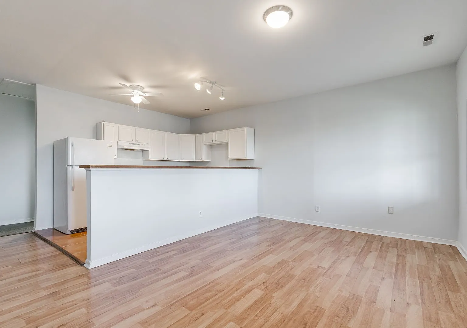 Cozy Three Bedroom Cottage in Manchester! — Photo 4