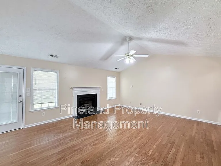 219 Woodland Dr — Photo 3