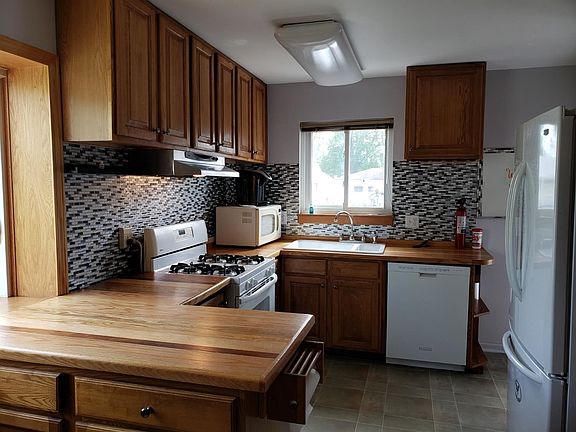 3rd image of 1216 Laurel Ct