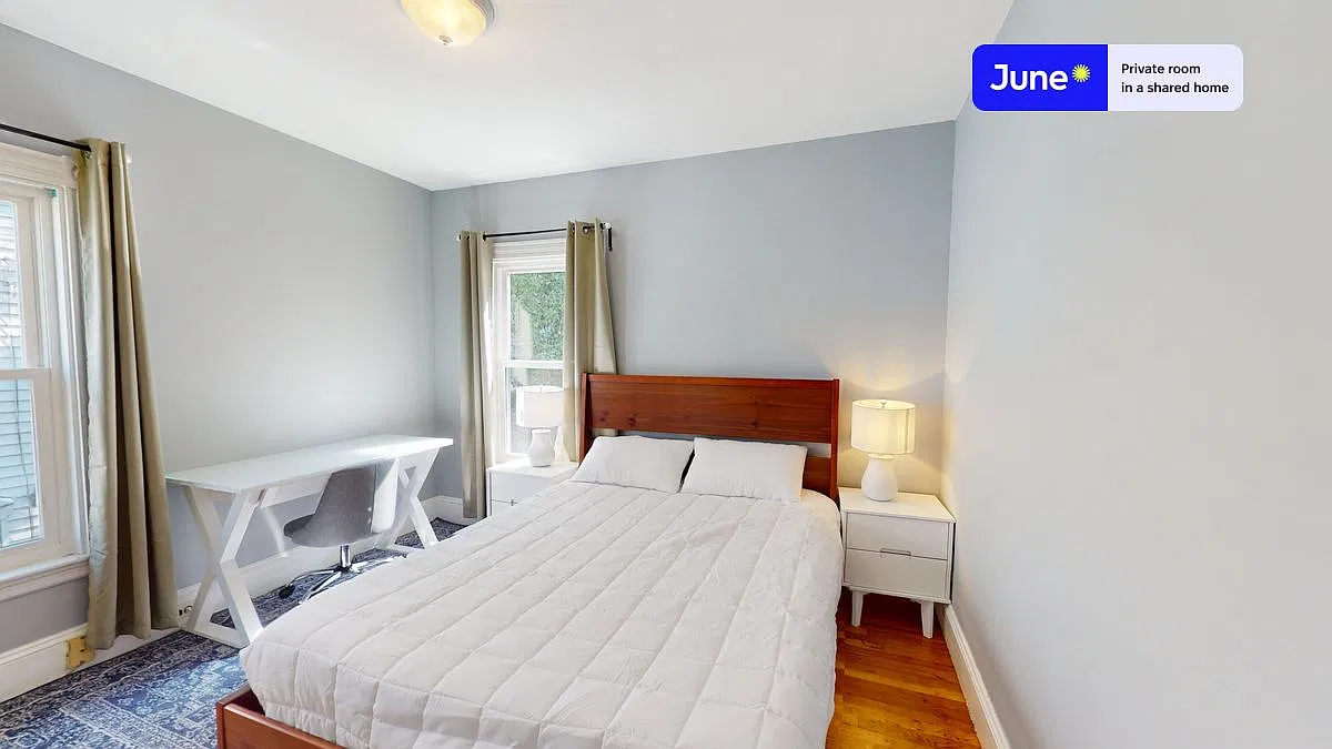 Queen bedroom in 7 bed/2 bath home in Allston #1321 E — Photo 1