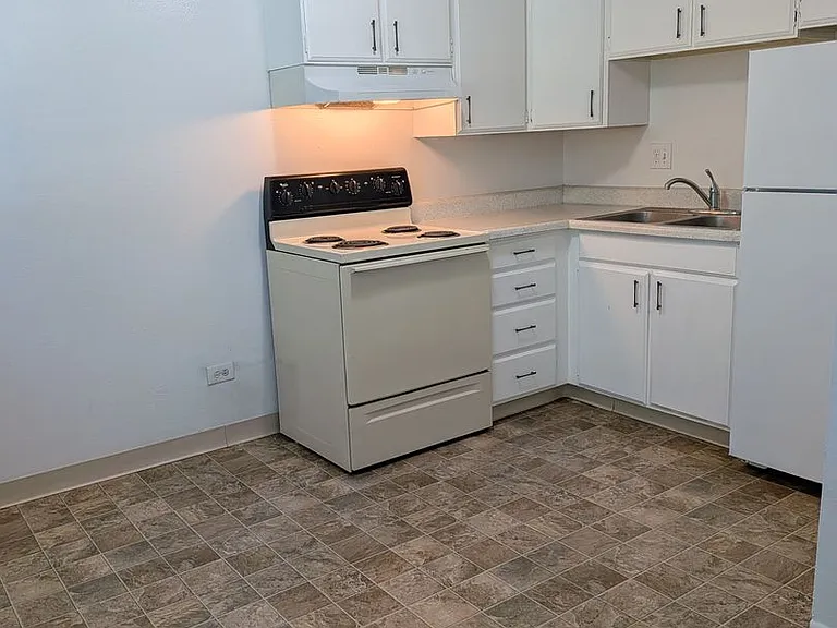 95 N Clarkson St Carolyn Arms Apartments — Photo 9