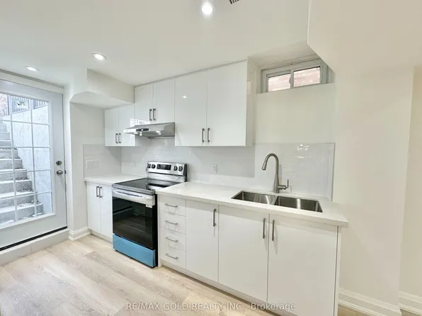 7099 Village Walk #Basement, Mississauga, ON L5W 1X5