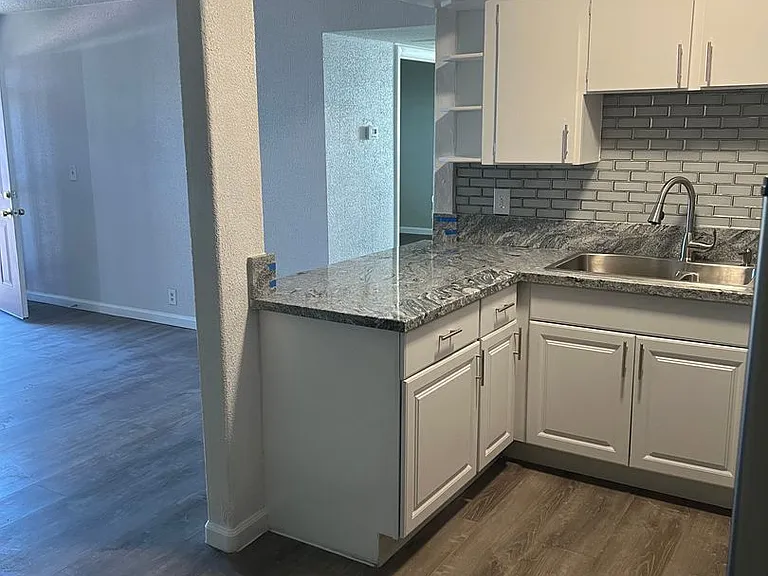 625 S Royal Crest Cir #24 — Photo 2