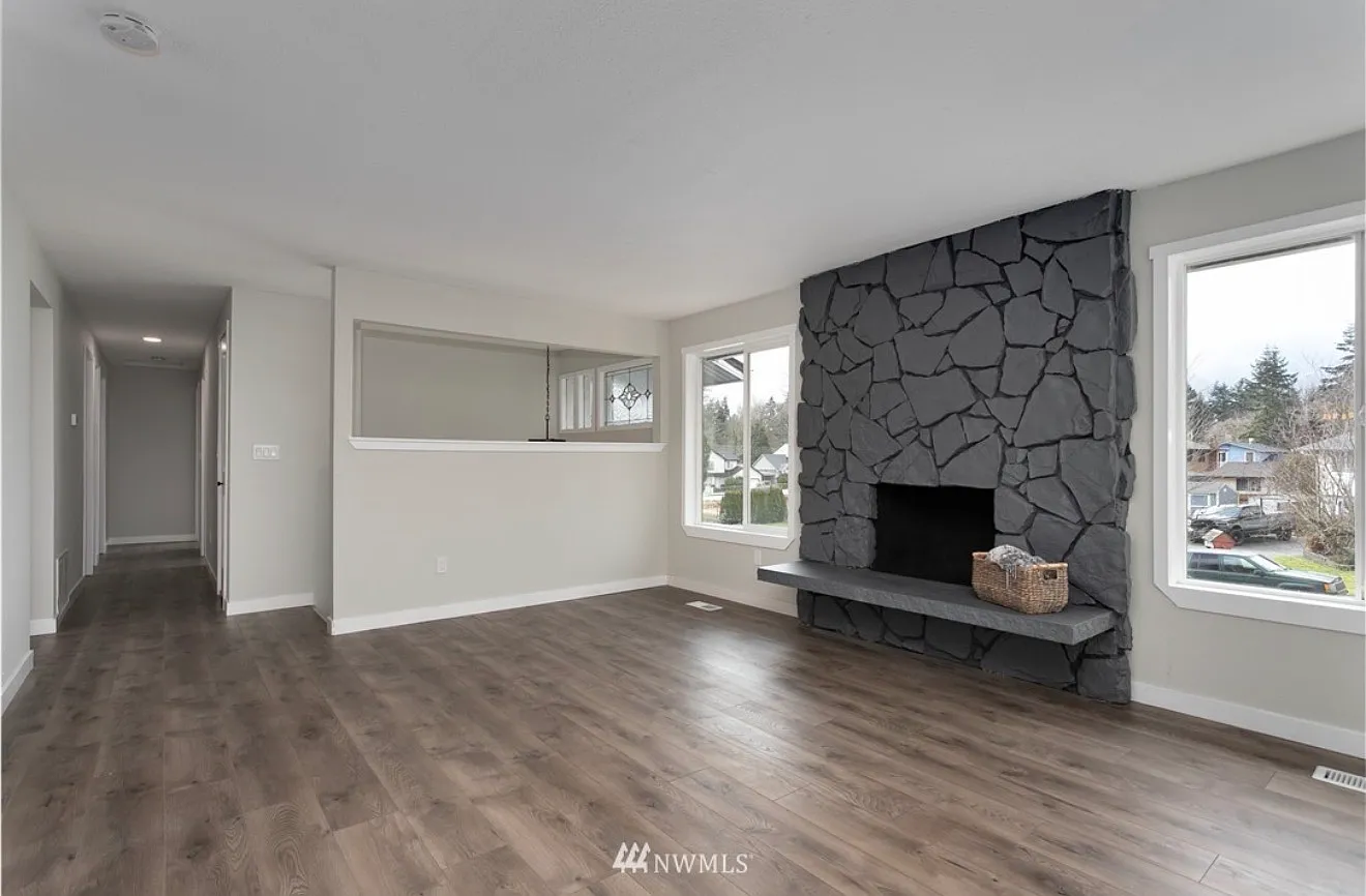 4 bed, 2400 sqft, $3,500 — Photo 2