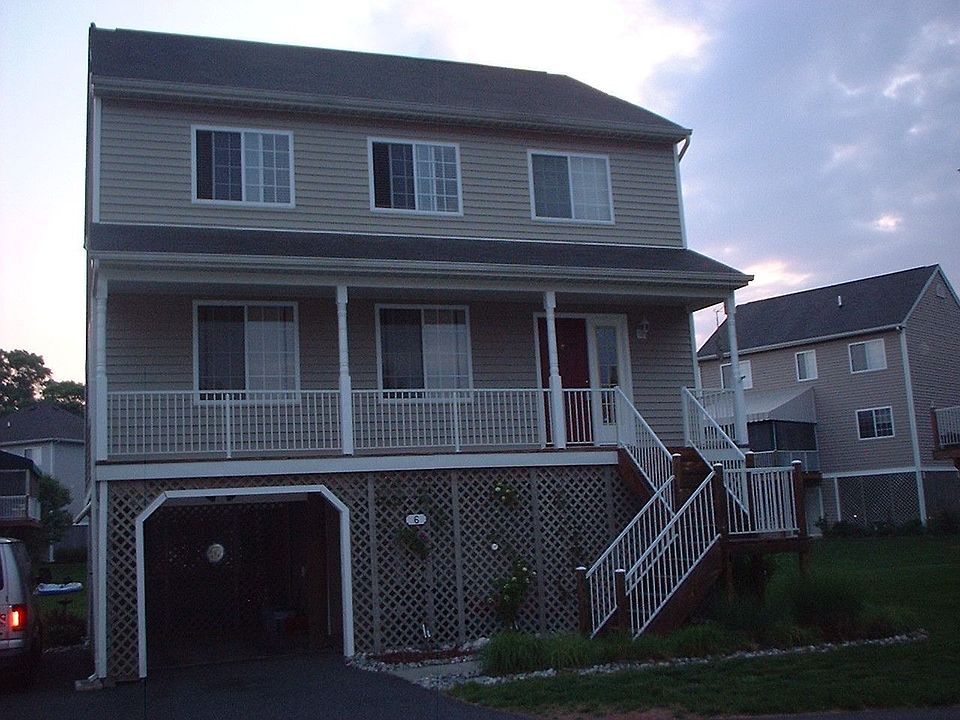 4 BR 2 FB 2 HB Colonial