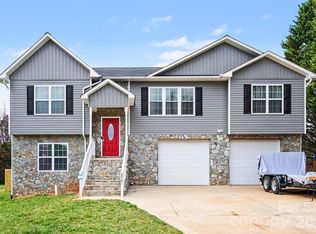 2061 Gary Ln, Hickory, NC 28602