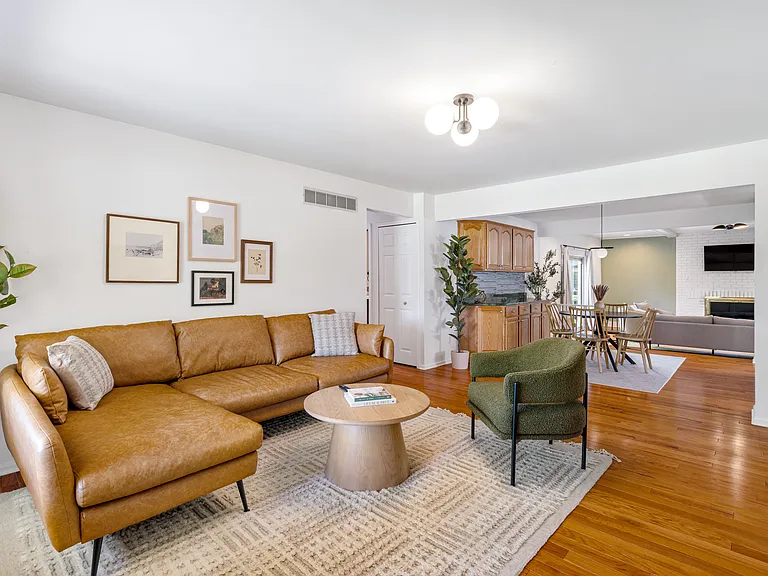 2140 Adrienne Dr — Photo 1