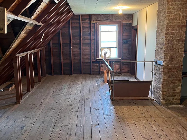 425 Pleasant St — Photo 22