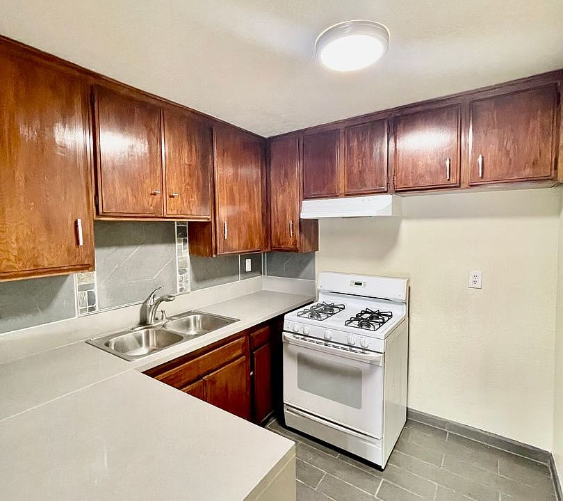 1st image of 6911 Woodley Ave APT 104