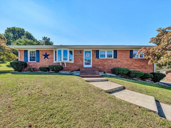 8127 Hunters Trl, Roanoke, VA 24019