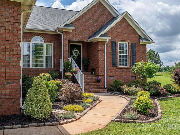 3rd image of 1111 Lizzie Ln