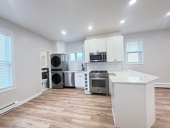 3rd image of 40 Westervelt Pl APT 1