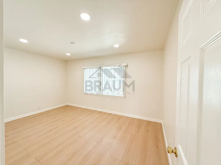 15550 Vanowen St — Photo 9