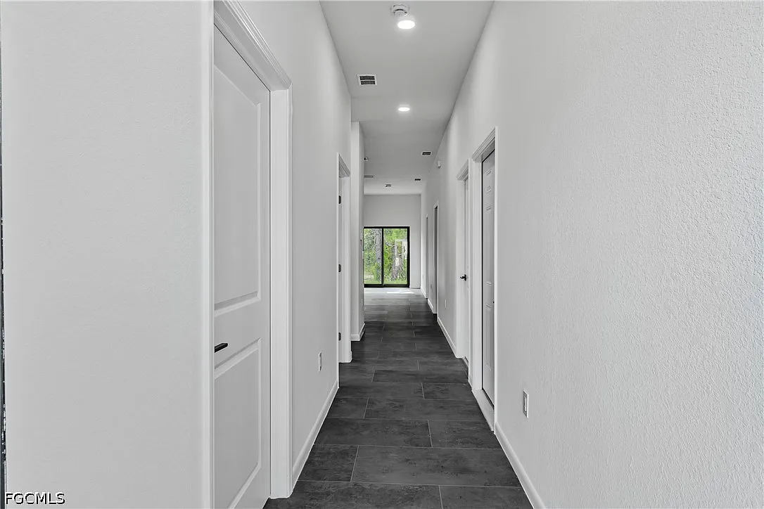 3 bed, 2.0 bath, 1371 sqft, $1,785 — Photo 3