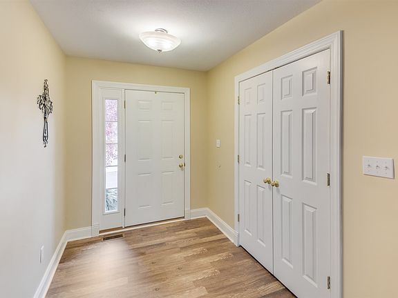3rd image of 3097 Pin Oaks Cir NE