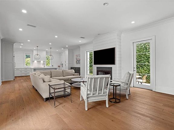 4th image of 140 McGregor Ave S #E