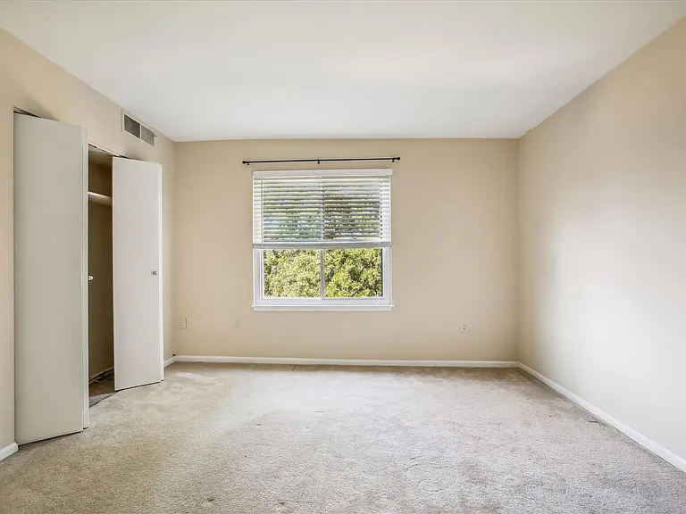 9712 Kingsbridge Dr #303 — Photo 15