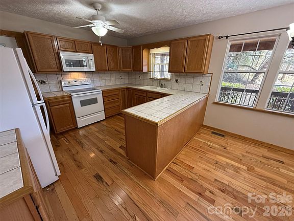 3rd image of 215 Pinellas Ln