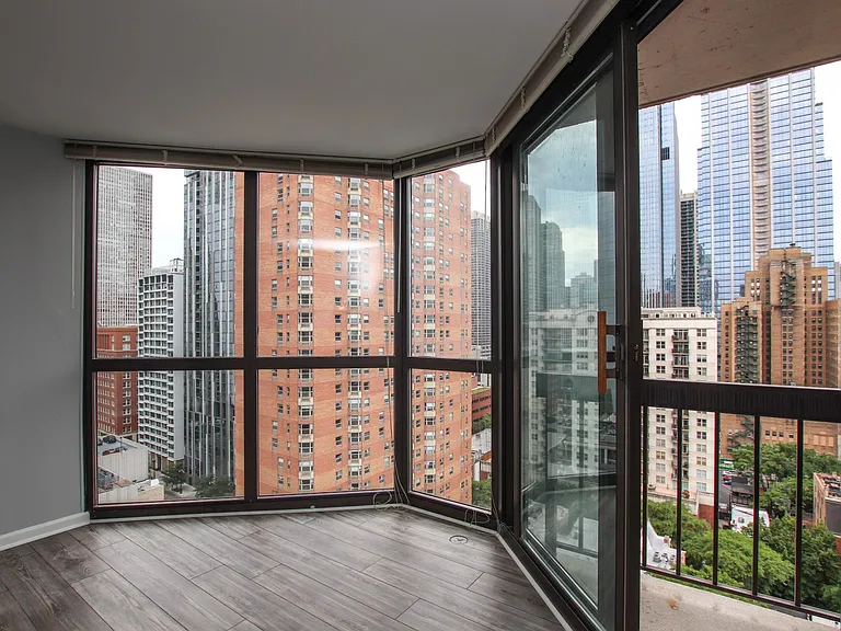 33 W Delaware Pl #19A — Photo 13