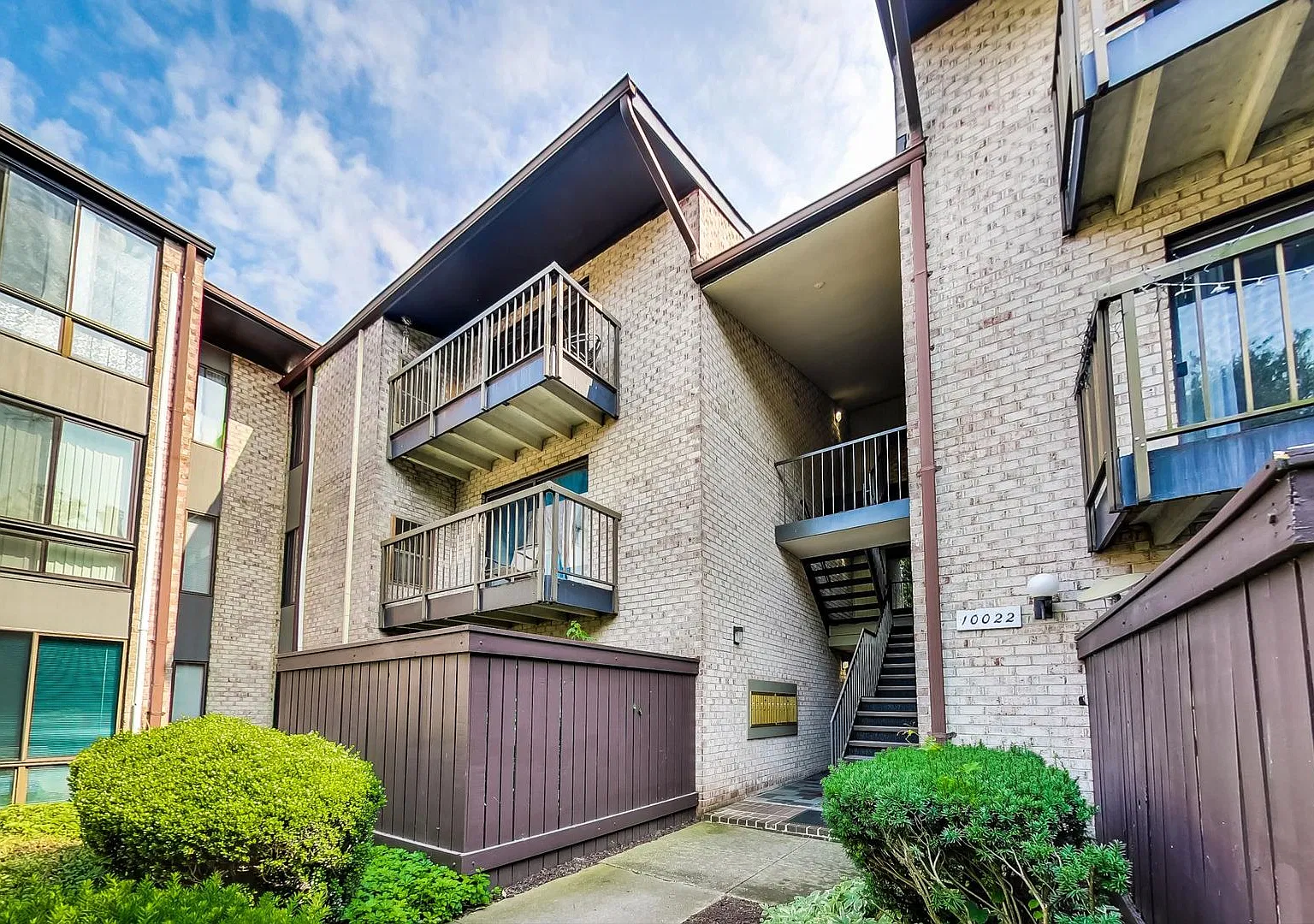 Beautiful Renovation! Spacious And Bright 2bedroom/2bath + Den - Corner Unit! — Photo 1