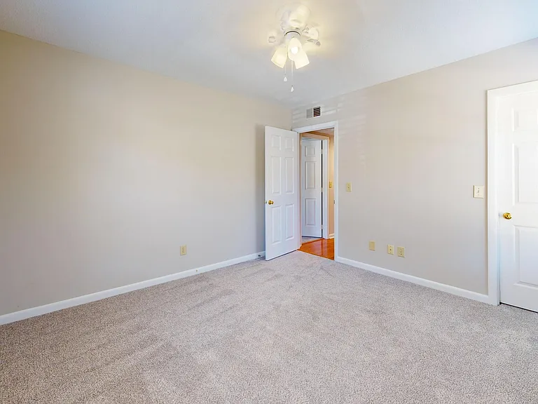 727 Chancery Ln — Photo 16