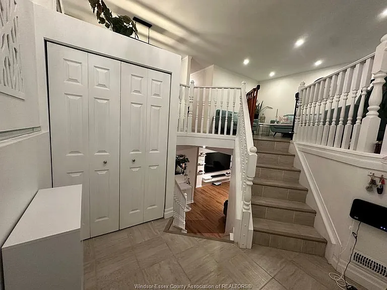 7929 Hawthorne Dr — Photo 2