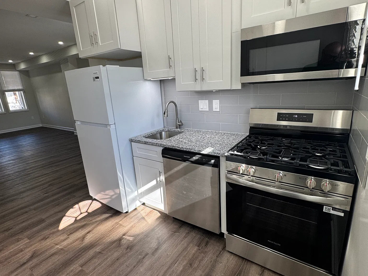 2 bed, 952 sqft, $1,550 — Photo 3