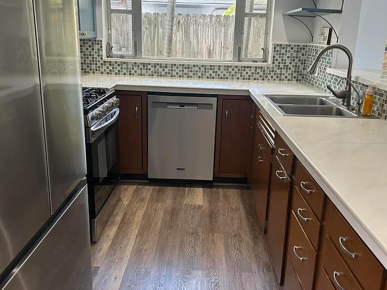 704 NE 20th Ave — Photo 8
