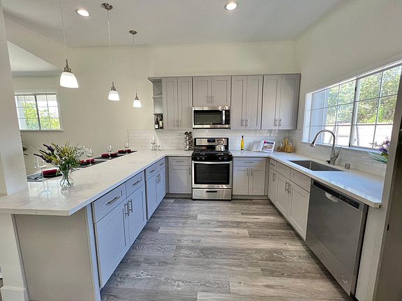 3rd image of 11247 Blythe St