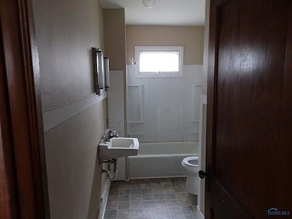 5th image of 114 E Lynn St