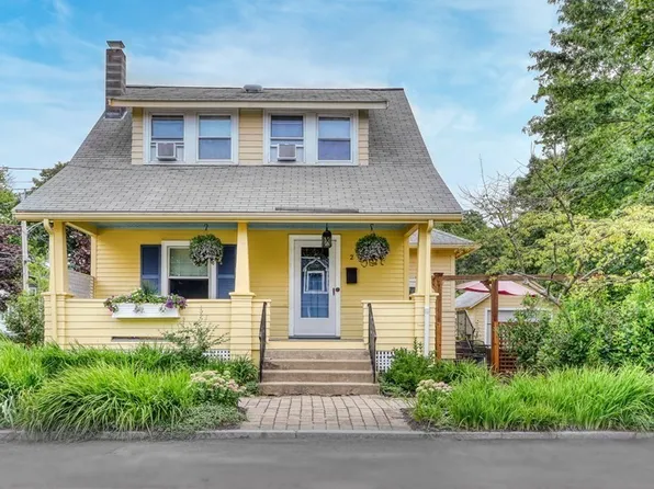 2 Findlay St, Wakefield, MA 01880