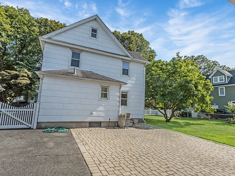 104 Sheridan Ave — Photo 28