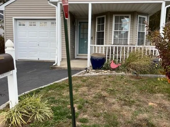 426 Village Circle N, Manorville, NY 11949