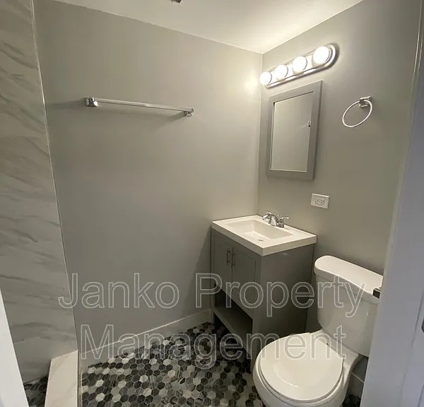5700 S Wabash Ave — Photo 10