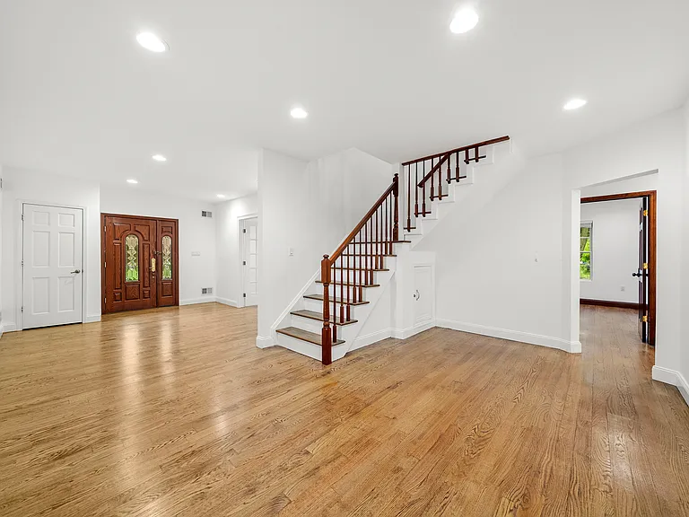 385 Livingston St — Photo 10